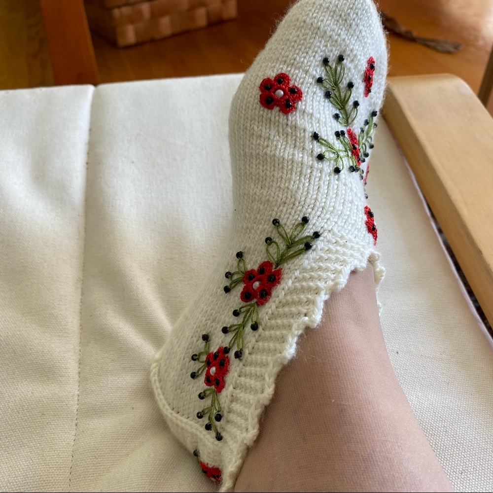 Handmade artisan slippers with emroidery - Picture 2 of 4